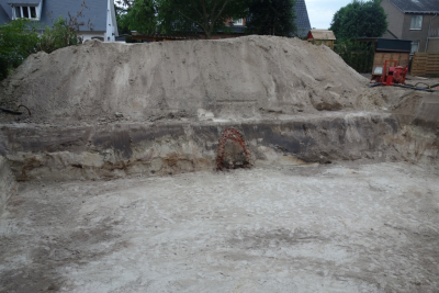 File:Archeologisch spoor van een laagoven in een bouwput te Hamont ...